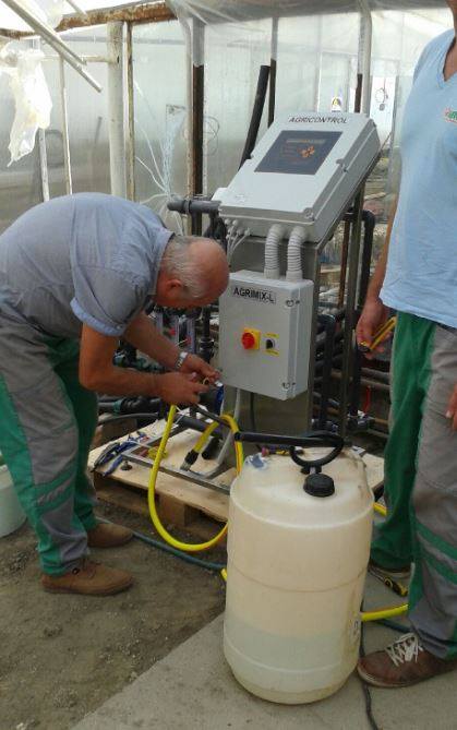 A képen éppen Pál látható, aki a saját AGRIMIX vezérlő rendszerét állítja össze